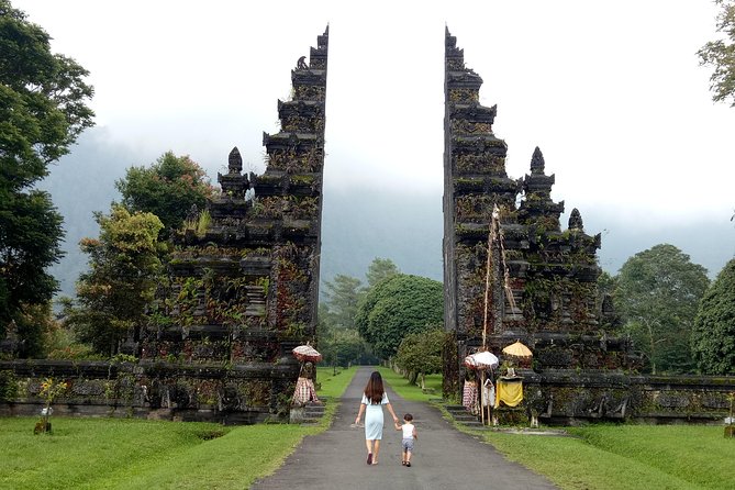 All Inclusive Sekumpul Waterfall Trekking , Handara Gate & Temple - Handara Iconic Gate: making the most of a fast photo stop
