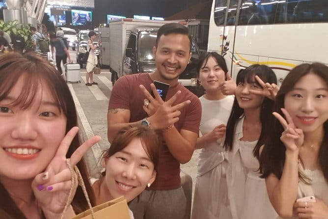 Bali Airport from or to Seminyak/Canggu/Sanur/NusaDua/Uluwatu - Meeting Your Driver at the Airport: Name Board, Quick Contact, Less Waiting