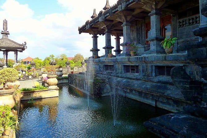 Bali Car-Charter: Half Day Denpasar City Tour - Badung Traditional Market: where Denpasar shops for daily life
