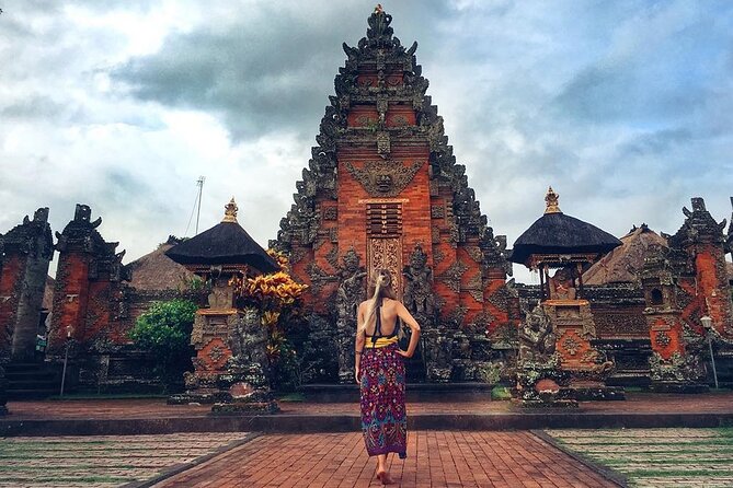Bali Day Trip to Ubud Highlight Tour and Tanah Lot Temple - Stop 2: Sacred Monkey Forest Sanctuary and the temple-and-animals mix