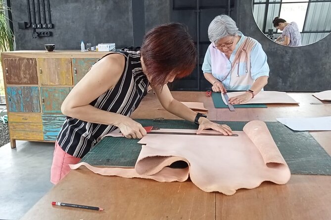 Bali Leather Craft Workshop - 6 hours ( canggu / seminyak) - Cutting patterns and prepping leather for real stitching