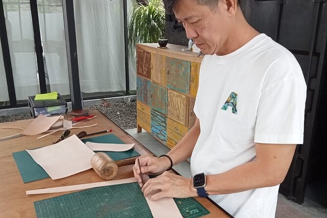 Bali Leather Craft Workshop - 6 hours ( canggu / seminyak) - Dyeing leather and choosing color like a maker