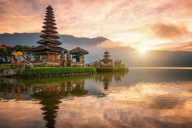 Bali Private Tour: Handara Iconic Gate, Watefall and Temple - Your driver and timing: why guides make or break a long day