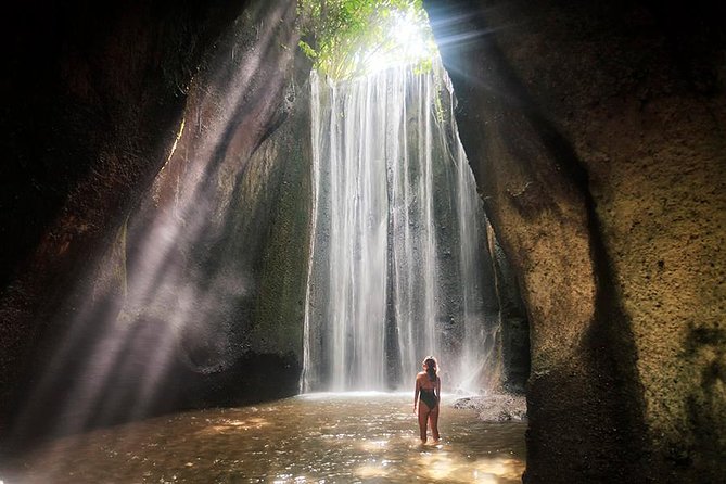 Bali Tour : Tegenungan - Tukad Cepung - Kanto Lampo - Tibumana Waterfall - Tukad Cepung Waterfall: the rock-cliff “cave” approach and light effects
