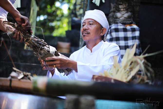 Balinese Village Experience - Making canang sari offerings: learning by doing