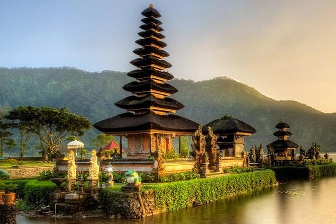 Beratan , lake side temple tour , all inclusive - Stop 1: Ulun Danu Beratan Temple and the Lake-View Formula