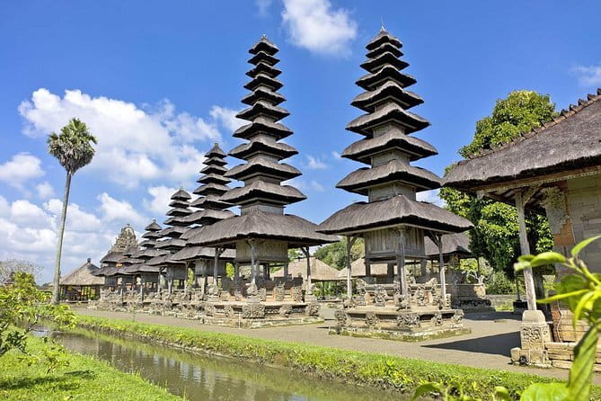 Exploring Bali in 3 Days: Discover Top Places in Bali - Day 3 in southern Bali: GWK, Uluwatu cliffs, Kecak, and seafood at Jimbaran
