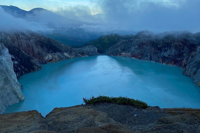 From Bali: 24-Hour Kawah Ijen Blue Flames, Dinner & Room - Guides and safety: why a professional English speaker matters