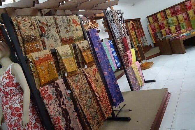 Half Day Bali Shopping Art Village Private Tour - Stop 1: Tohpati batik at the Batik Wand weaving center