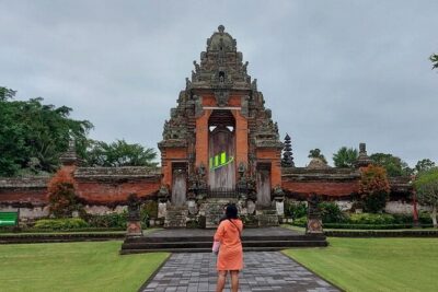 Half-Day Private Tour to Tanah Lot and Bali Royal Temple - Tanah Lot on the seafront: the iconic sea-temple moment