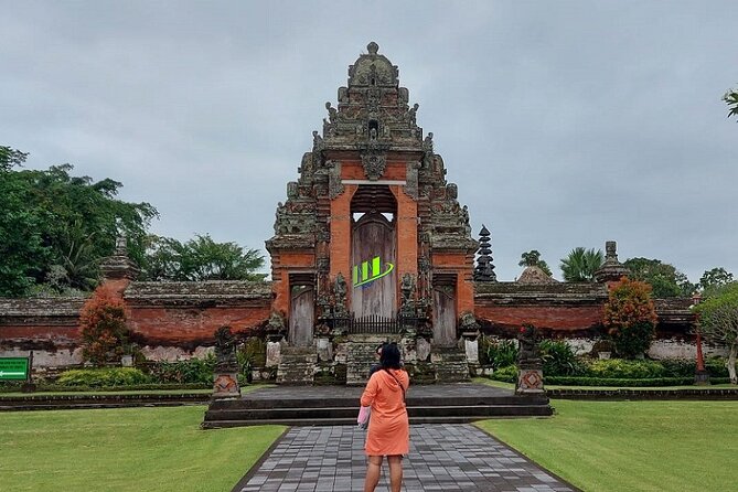 Half-Day Private Tour to Tanah Lot and Bali Royal Temple - Tanah Lot on the seafront: the iconic sea-temple moment