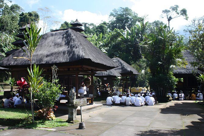 Jatiluwih VW Safari Bali Tour - Volkswagen Classic Car Trip - Ulun Danu Beratan Temple at Bedugul: lake views and cool upland air