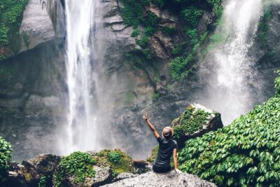 North Bali: Sekumpul Waterfalls and Ulun Danu Temple Tour - Choosing a Trekking Guide: Support vs. Extra Fees