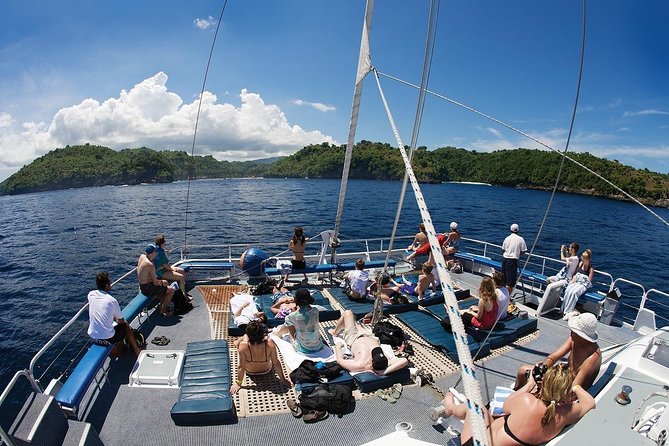 Nusa Lembongan: Island Discovery Cruise - On-Board Atmosphere: Service, Animators, and a Small-Group Feel