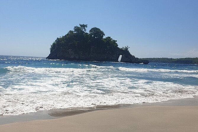 Nusa Penida Island Day Trip - Crystal Bay: white and grey sand with real swell risk