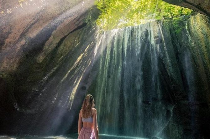 Private Tour Lempuyang, Tirta gangga, tukad Cepung Waterfall - Stop 3: Tukad Cepung Waterfall and its cave-light effect