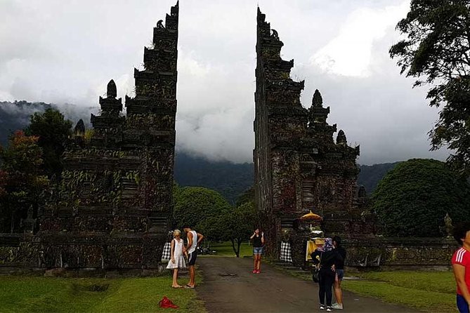Private Tour: Ulun Danu Temple-Handara Gate-Wana Giri Hill&Tanah Lot Sunset - Stop 5: Tanah Lot sunset—offshore rock shrine and wave views