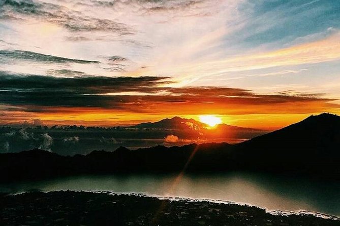 Sunrise mount batur trecking all inclusive - The breakfast and bottled water stop: small fuel, big impact