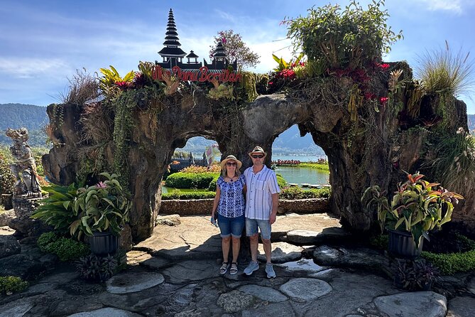 Tanah Lot Tour & North Bali Tour : All-Inclusive Best Experience - Ulun Danu Bratan Temple near Lake Bratan: the classic Bedugul scene