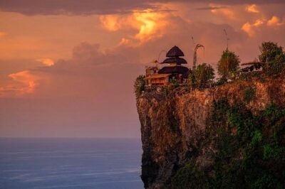 Uluwatu Temple & Kecak Fire Dance Show (Include All Tickets) - Temple entry basics: sarong, steps, and getting your footing